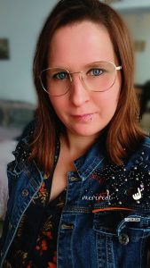 Moi Prescilia avec mes lunettes-lescreationsdeprescilia.com