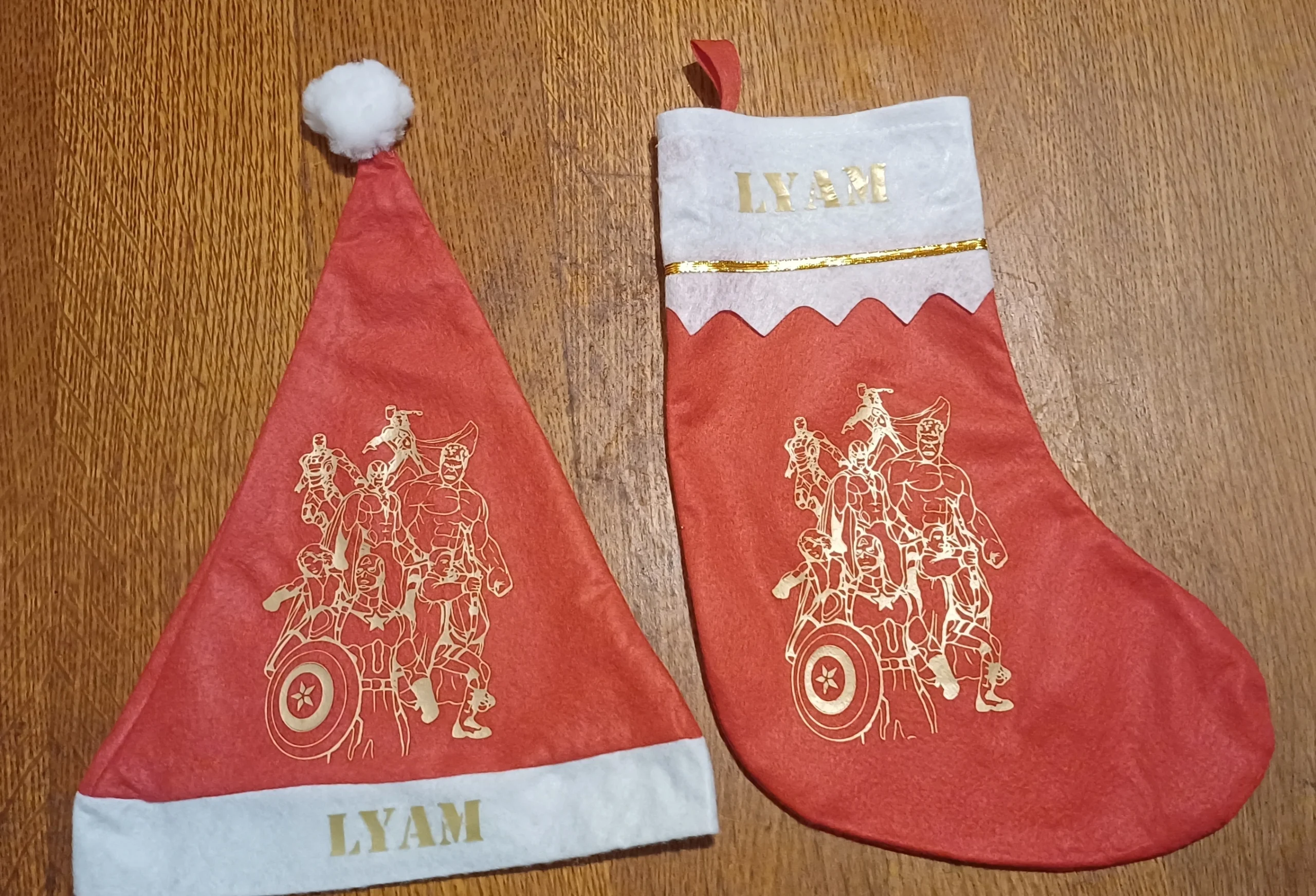 Chaussette et bonnet noël personnaliser Avengers-lescreationsdeprescilia.com