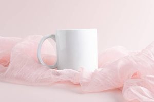 Un mug sur un tissu rose-lescreationsdeprescilia.com
