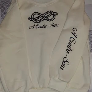 Personnalisation sweat a contre sens-lescreationsdeprescilia.com