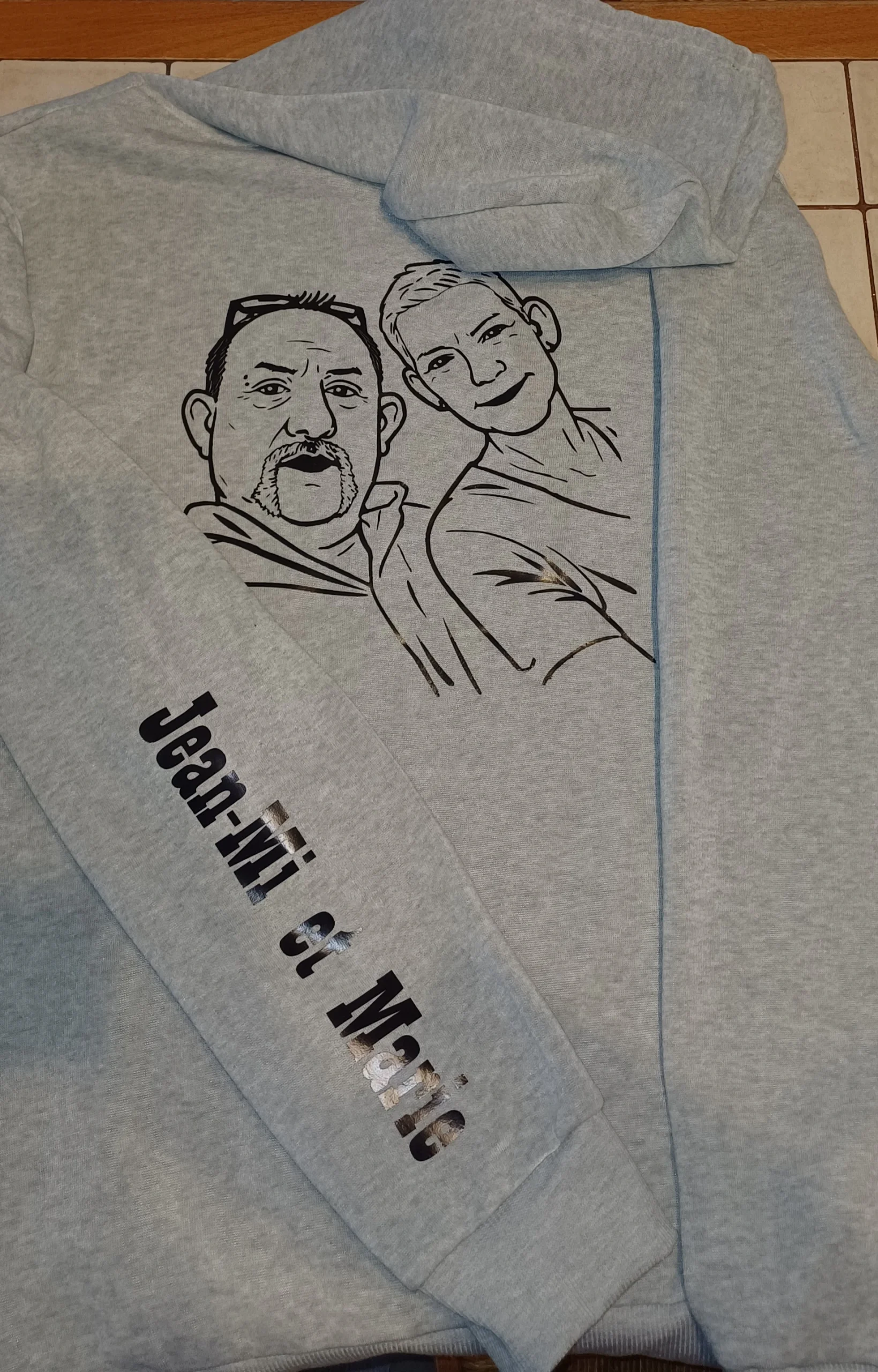 Dos sweat personnaliser Jean-mi et marie-lescreationsdeprescilia.com
